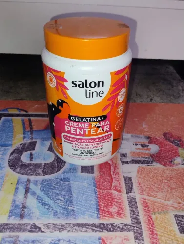 Creme de pentear da Salon line definição extraordinária usando