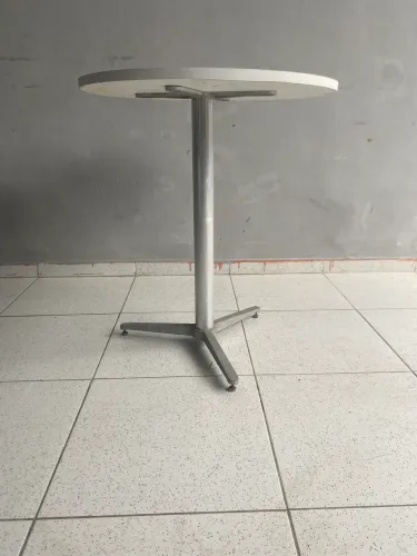 Mesa retrô branca com pé de alumínio 