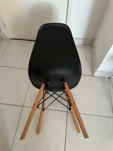 Cadeira de jantar Charles Eames Eiffel DSW em Polipropileno - Preto
