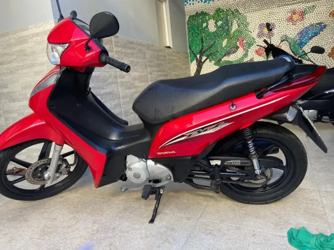 Vendo biz 125ex ano 2017 muito conservada toda original e licenciada