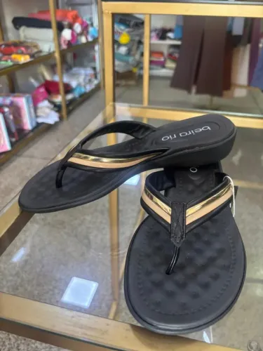 Chinelo Beira Rio Feminino Dedo Preto Detalhe Dourado