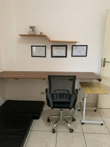 Kit Home Office: Bancada Suspensa em Madeira Maciça + Cadeira Giratória Mesh