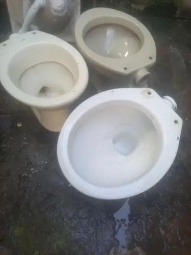 Vaso sanitário antigo em perfeito estado de conservação