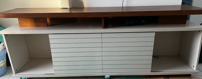 Rack para TV - Branco com Tampo Amadeirado | Ótimo Estado