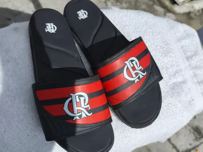 Vendo um par de chinelo do flamengo original em ótimo estado de conservação.