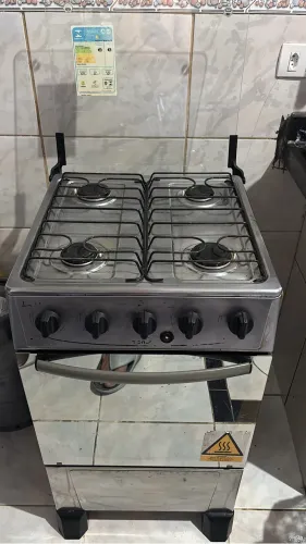 Fogão Atlas Mônaco Glass 4 bocas, na cor prata/ inox com porta do forno espelhada. 
