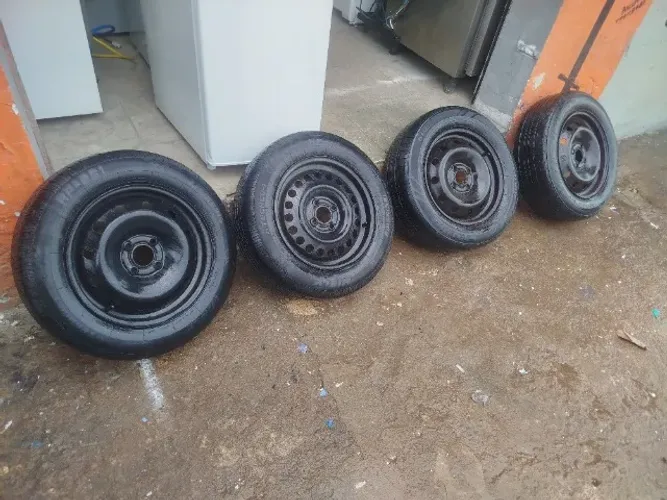 Jogo de rodas 15 com PNEUS