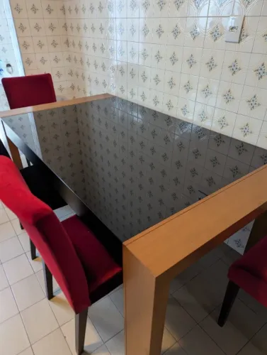 Mesa de jantar madeira e tampo de vidro preto + 6 cadeiras