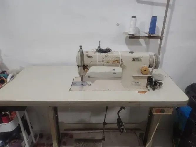 Máquina de costura reta industrial