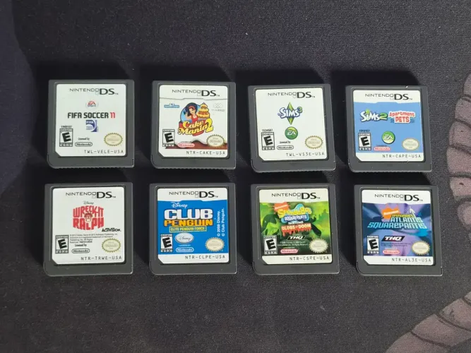 Lote 8 jogos Nintendo DS (The Sims, club Penguin e outros)