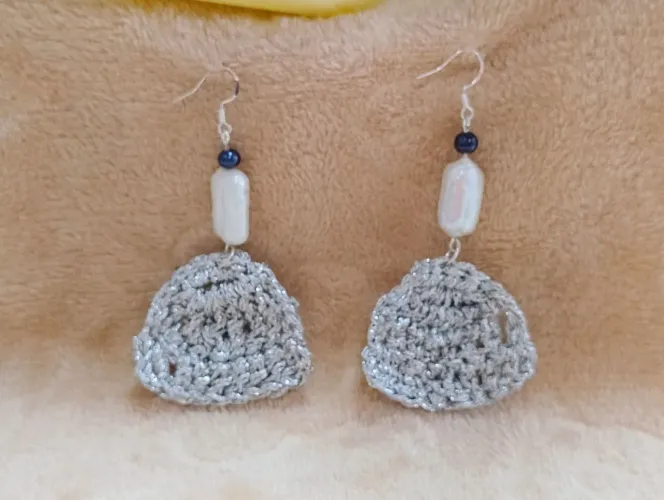 Conjunto de colar e brincos crochê com pérolas naturais e detalhes emprata925