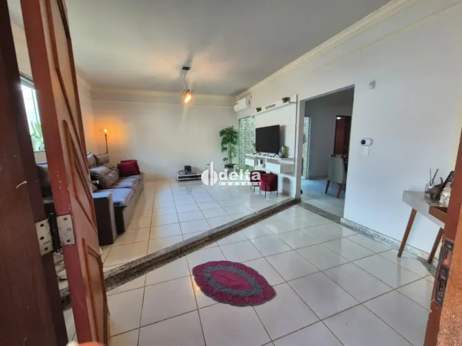 Casa com 3 quartos sendo 2 suítes disponível para venda no bairro Santa Mônica em Uberlând