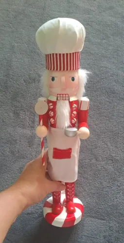 ENFEITE DE NATAL QUEBRA NOZES COZINHEIRO - EM MADEIRA - 38x8,4 CM - VERMELHO E BRANCO - FL