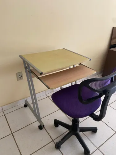 Vendo escrivaninha + cadeira de escritório 