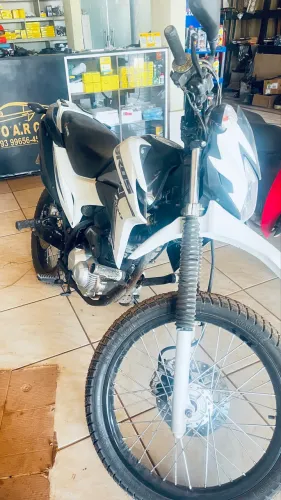 Moto toda revisada no ponto de transferir 