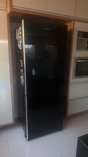 Geladeira Panasonic de vidro preta
