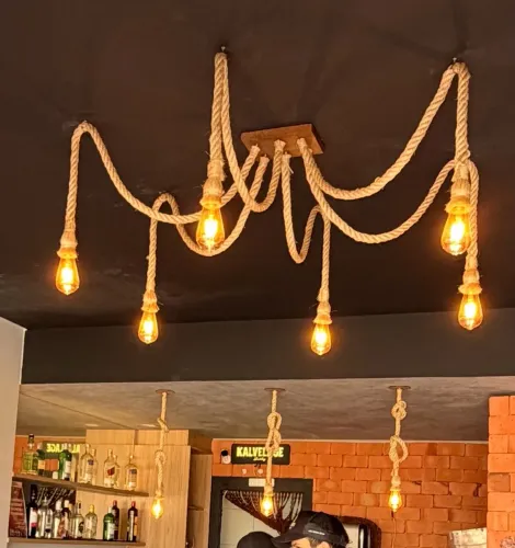 Vendo cordões com lâmpada.