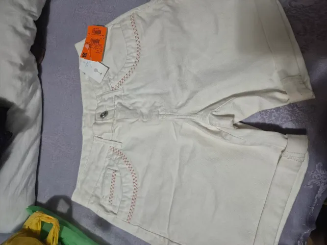 Bermuda Off White. 38/40. 40,00