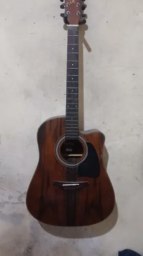 Violão com defeito e sem cordas