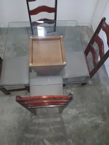 Mesa de sala com 4 cadeiras tampa de vídro.