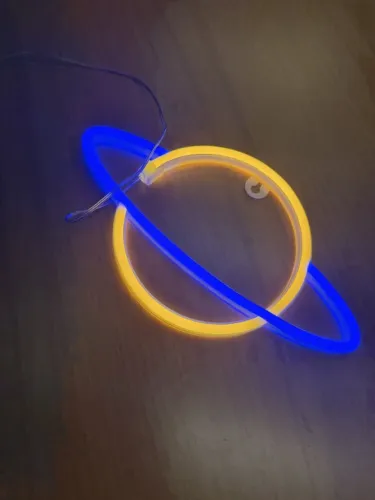 Luminária neon LED em formato de planeta Saturno, azul e amarelo
