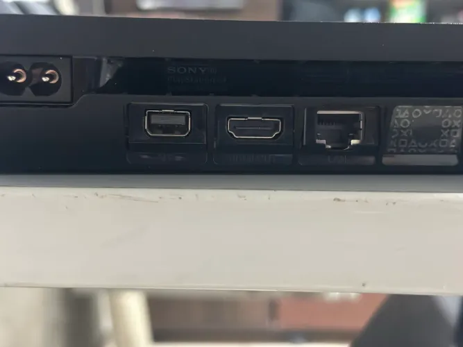 PS4 Slim 500GB + 2 Controles 