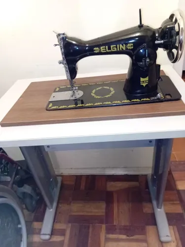 Máquina de costura Elgin nova c/mesa