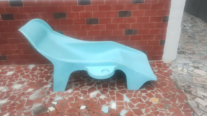 Espreguiçadeira de fibra para piscina