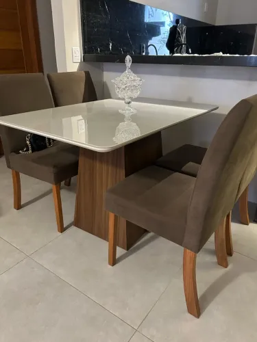 Mesa de jantar + 4 cadeiras estofadas