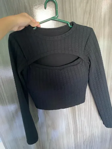 Cropped Preto Manga Longa com Abertura - Tamanho [P/M]