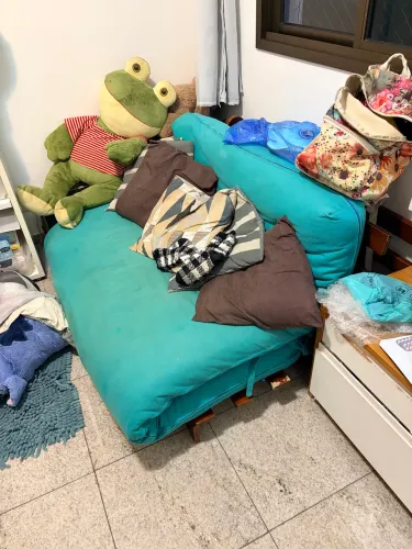 Sofá tipo Futon que se transforma em cama 