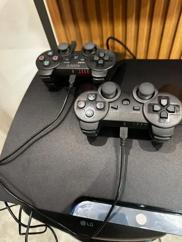 Vende-se PS3 SLIM desbloqueado dois controles!