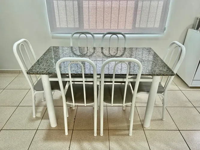 Mesa com 6 cadeiras