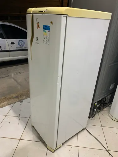 Geladeira Electrolux 240L