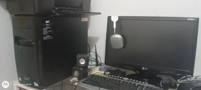 Computador completo monitor,gabinete CPU,cabos teclado,não tem mouse.