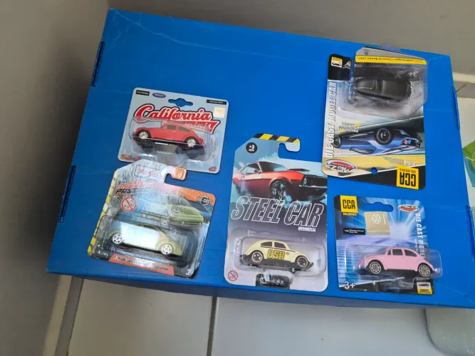 5 carrinhos do tipo Fusca escala 1:64