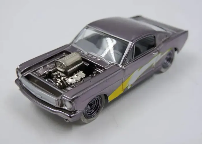 Miniatura Johnny Lightning 1965 Ford Mustang Rods Lilás Cromado Loose 1:64