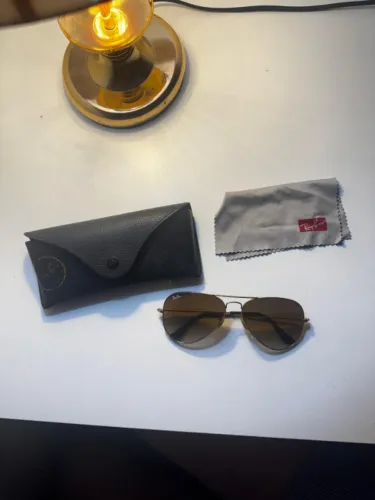 Oculos Ray-Ban escuro. 