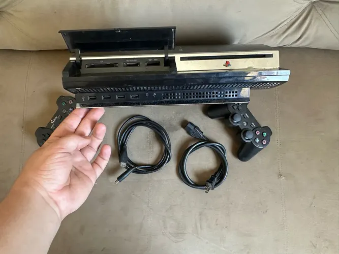 PlayStation 3 Retrocompatível (Para Peças ou Conserto) + 2 Controles - Sem HD