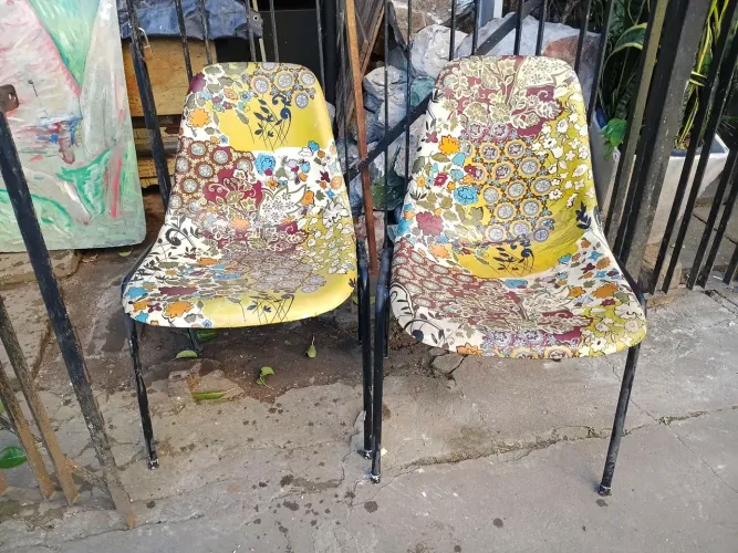 par de cadeiras em  fibra com estampa floral vintage...