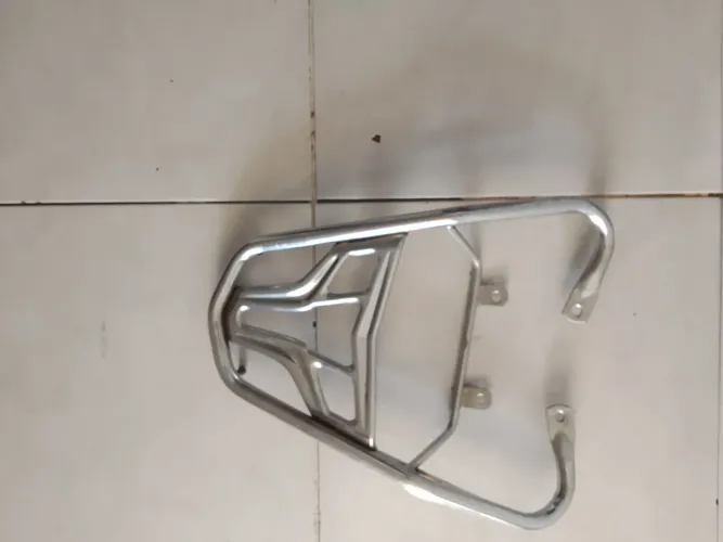Um excelente bagageiro pra quem gosta de carregar bagagem na garupa da moto