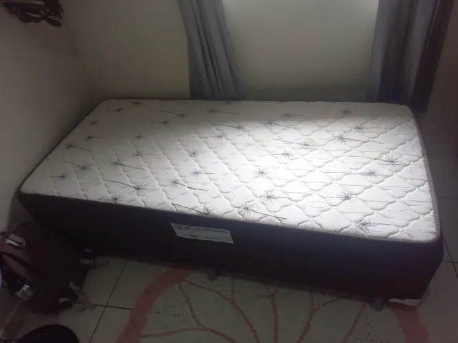 Vende se cama de solteiro por 250
