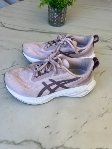tênis de corrida asics novablast 4 rosa 34/35