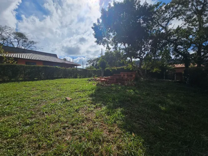 TERRENO A VENDA EM CONDOMÍNIO NO INTERIOR DE TERESÓPOLIS