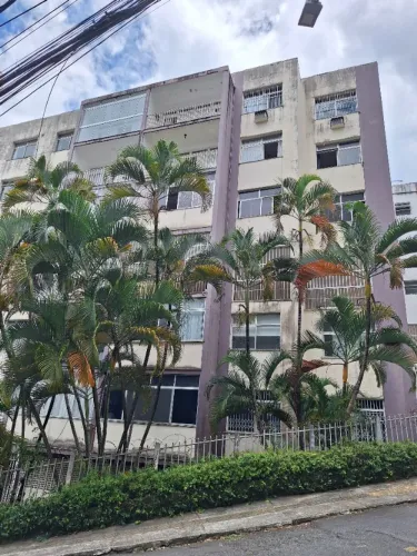 Apartamento de 3 quartos, garagem e elevador na Graça.