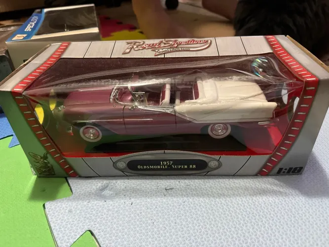 Miniatura Oldsmobile Super 88 1957 - escala 1/18