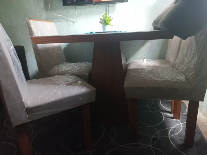 Vendo mesa 4 cadeiras nova