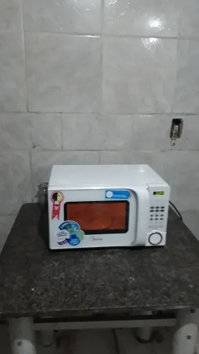 Microondas Mídea 20 litros funcionando perfeitamente .