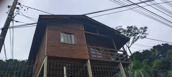 Alugo casa na Costeira (trevo da Seta).
