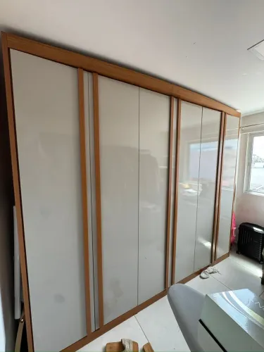 Vendo Guarda-Roupa 6 Portas Grande Premium Off-White e Amadeirado